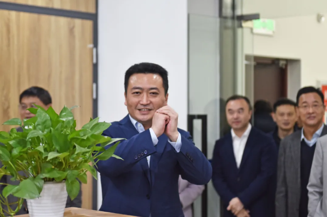 王曉向總部機(jī)關(guān)、都市城際公交干部員工拜年
