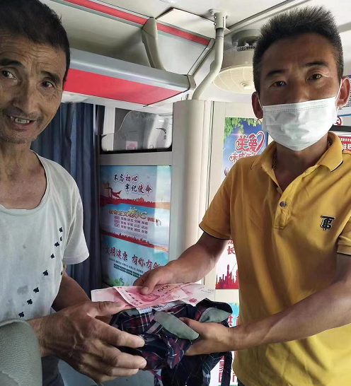 暖新聞 || 景德鎮(zhèn)長運:公交駕駛員拾金不昧品格高