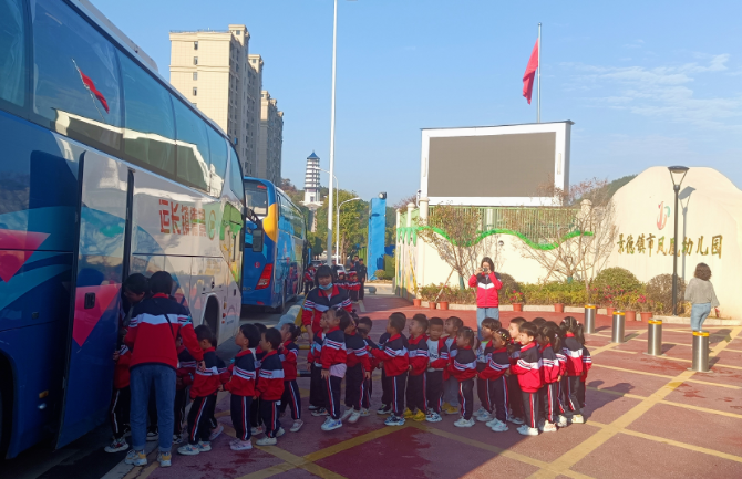景德鎮(zhèn)長運:護航童心 運送幼兒赴科技館觀摩學習