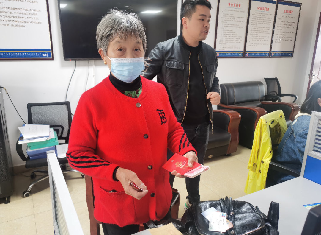 九江長運(yùn):拾金不昧品德高 樹立社會(huì)新榜樣