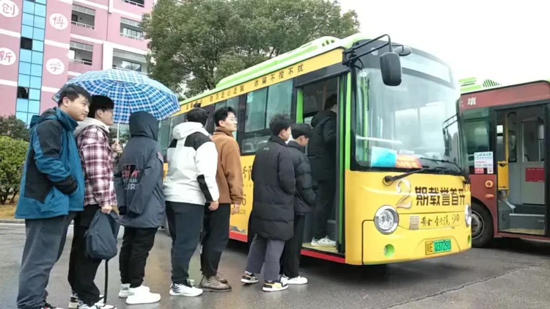上饒汽運(yùn):萬(wàn)年公交圓滿完成七省聯(lián)考運(yùn)輸業(yè)務(wù)