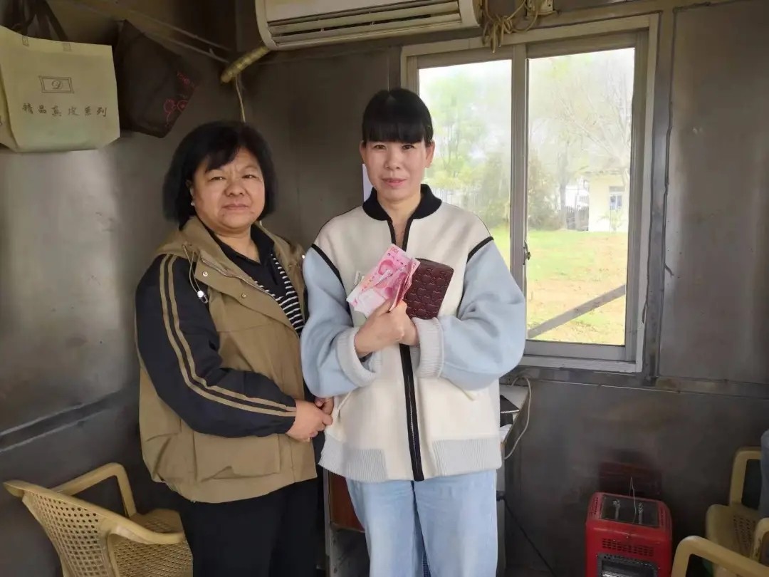 新余公交:駕駛員拾金不昧 乘客千元失而復得