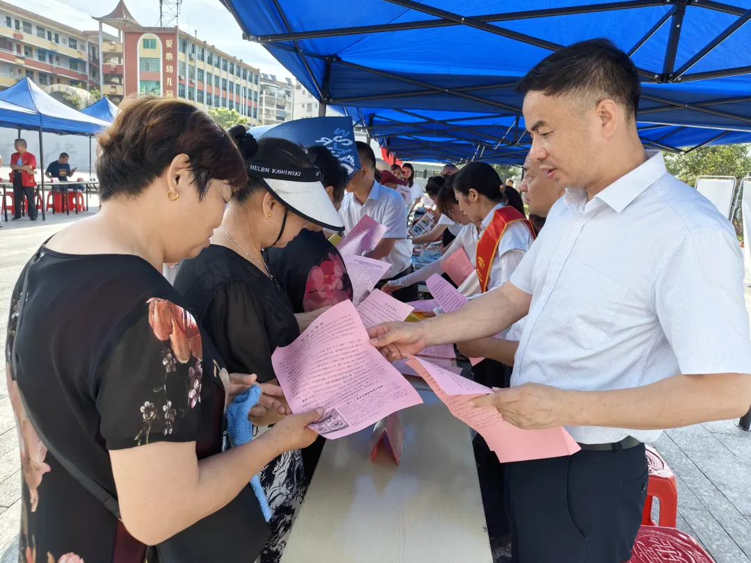 撫州長運(yùn):崇仁分公司開展“安全宣傳咨詢?nèi)铡被顒?dòng)