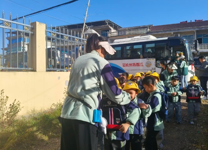 撫州長運：金溪分公司護(hù)航幼兒園甜“蜜”研學(xué)活動