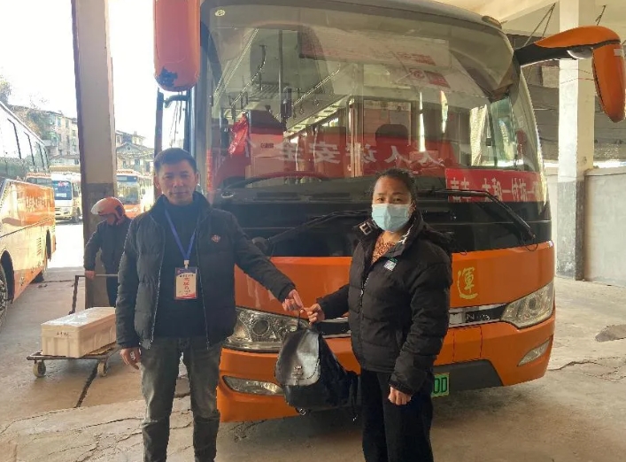撫州長運(yùn):公交司機(jī)拾金不昧 溫暖乘客冬日出行