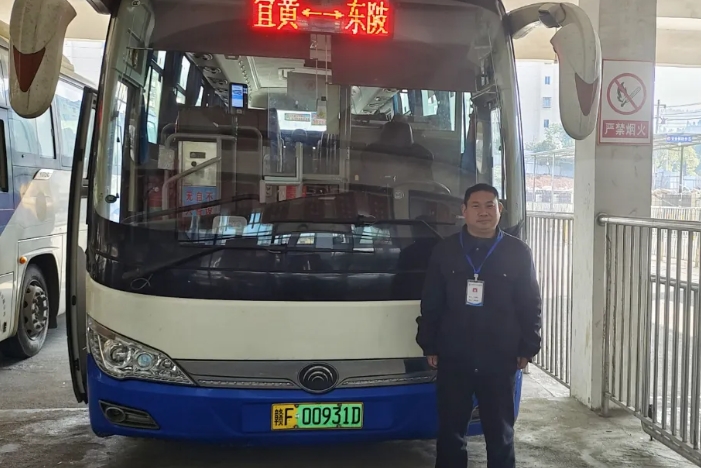 撫州長運:路遇大貨車側(cè)翻 公交司機(jī)快速下車救助